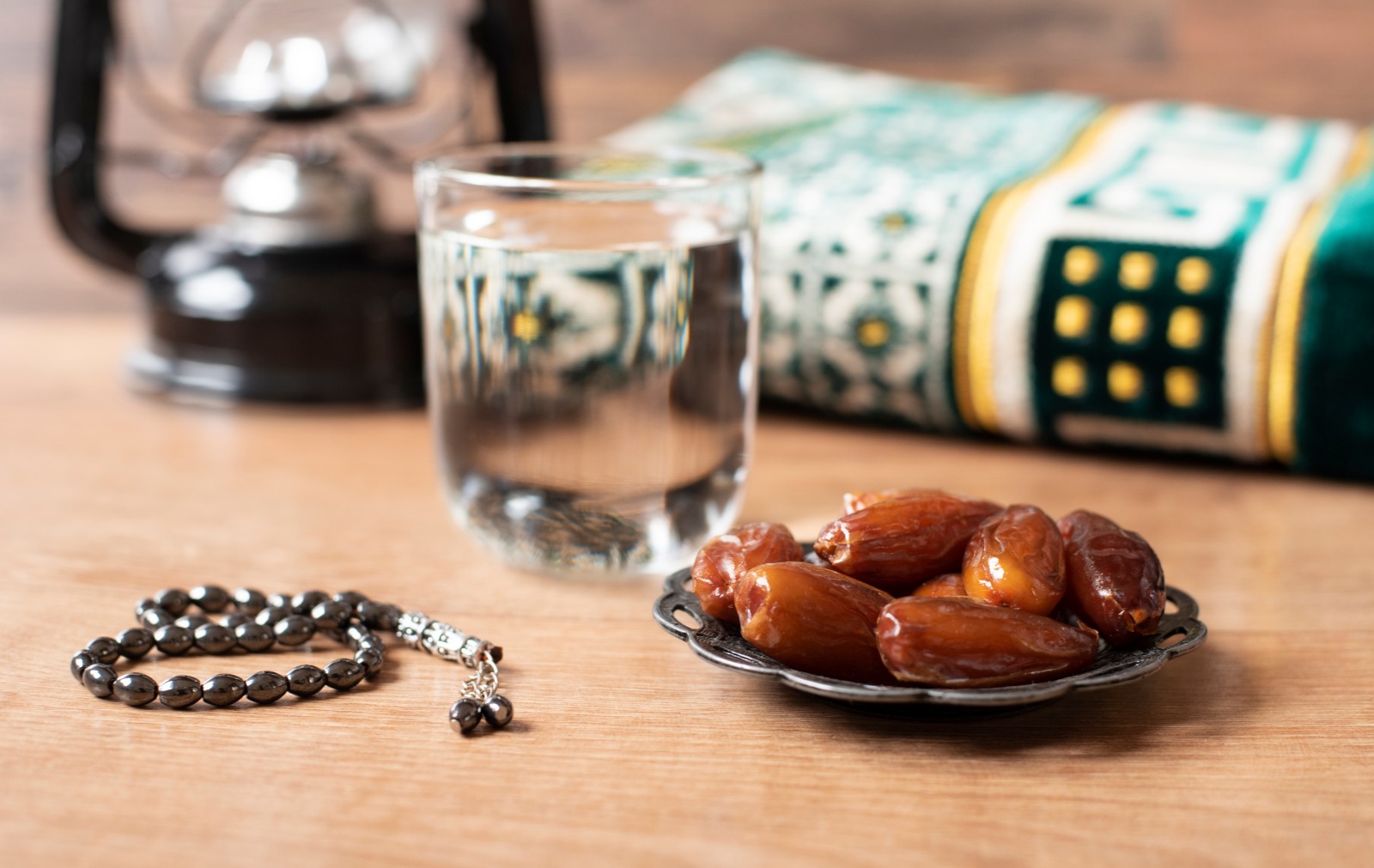 Разговение финиками. Ramadan ифтар вода. Финики и вода ифтар. Рамазан Iftar. Финики Рамадан.